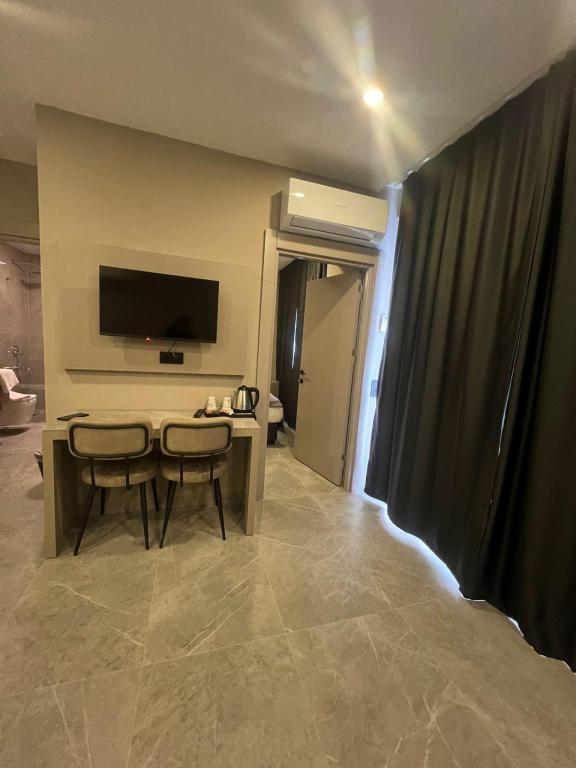 Aile Odası, Cadde Manzaralı