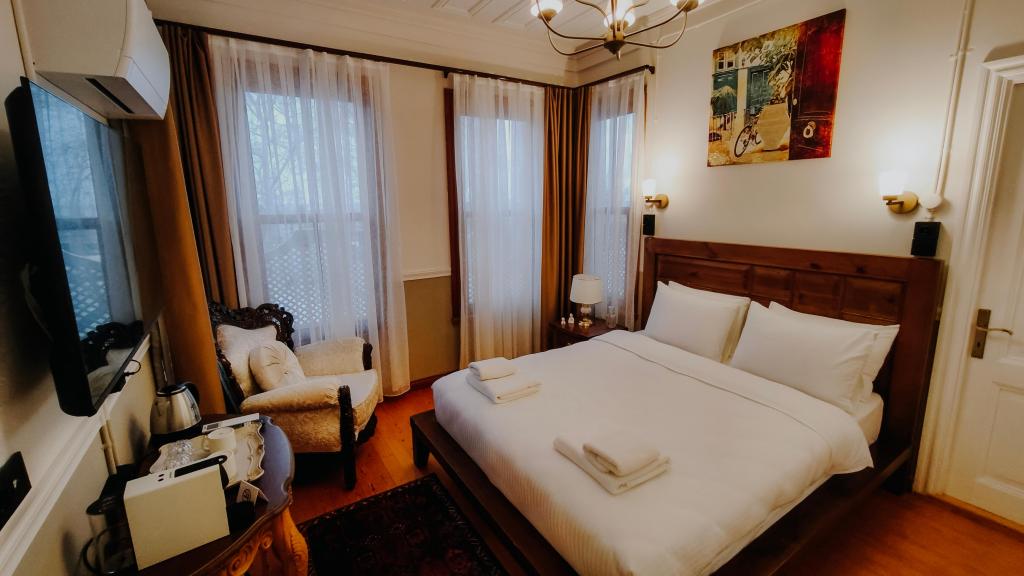 Standard Room, City View (3 Person)