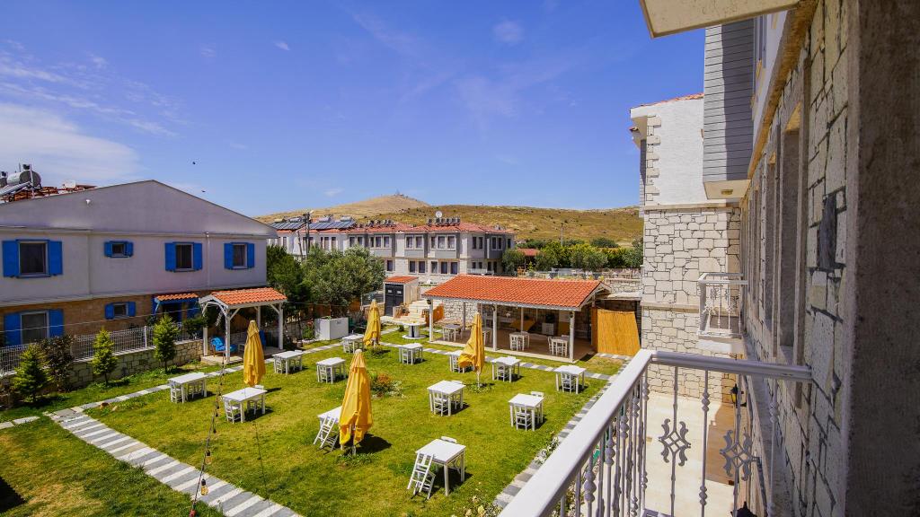 Triple,Bahçe Manzaralı,Balkonlu