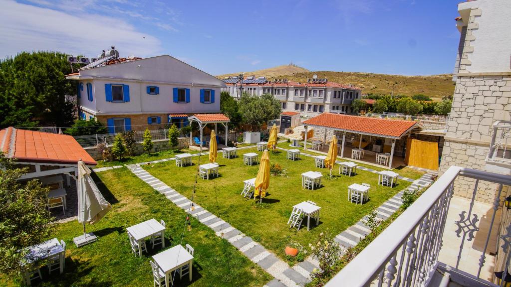 Triple,Bahçe Manzaralı,Balkonlu