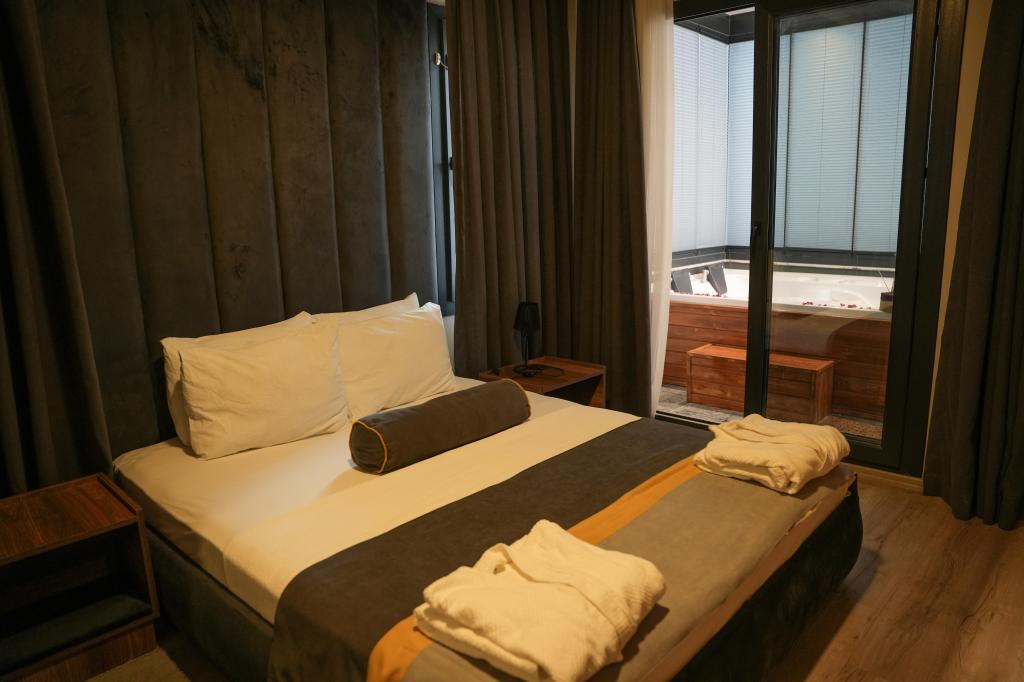 Deluxe Jakuzili Suite,Bahçe veya Sokak Manzaralı,Jakuzili (2 Kişilik)