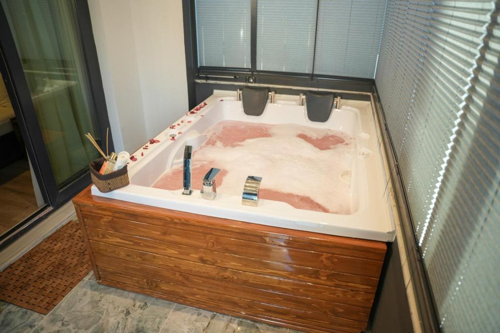Deluxe Jakuzili Suite,Bahçe veya Sokak Manzaralı,Jakuzili (2 Kişilik)