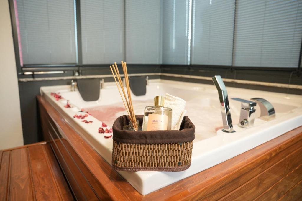 Deluxe Jakuzili Suite,Bahçe veya Sokak Manzaralı,Jakuzili (2 Kişilik)