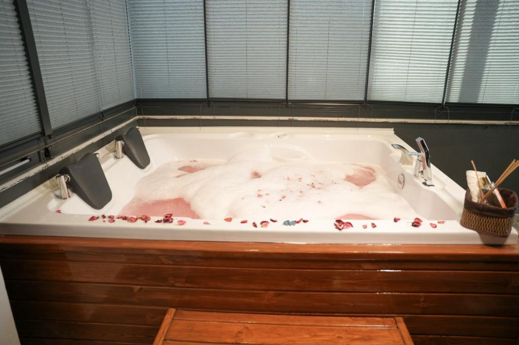 Deluxe Jakuzili Suite,Bahçe veya Sokak Manzaralı,Jakuzili (2 Kişilik)