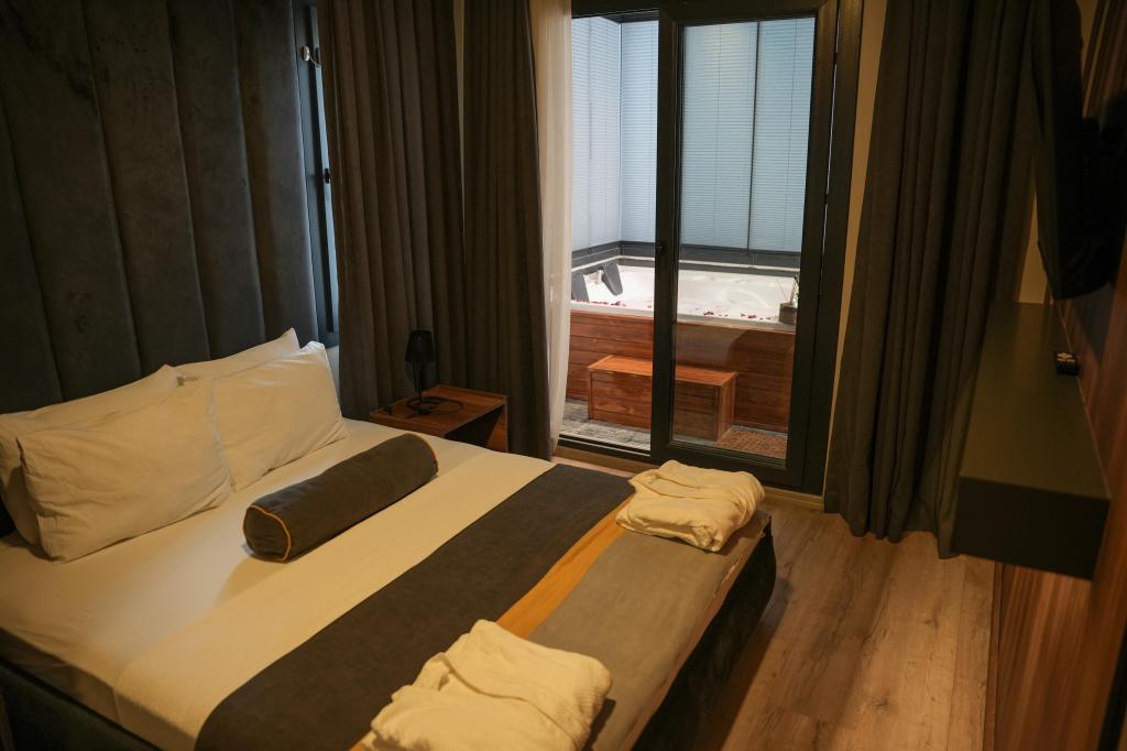 Deluxe Jakuzili Suite,Bahçe veya Sokak Manzaralı,Jakuzili (2 Kişilik)