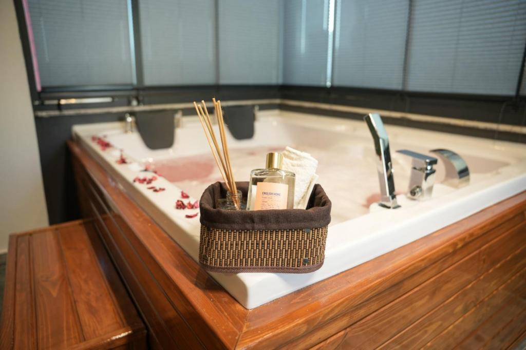 Deluxe Jakuzili Suite,Bahçe veya Sokak Manzaralı,Jakuzili (2 Kişilik)
