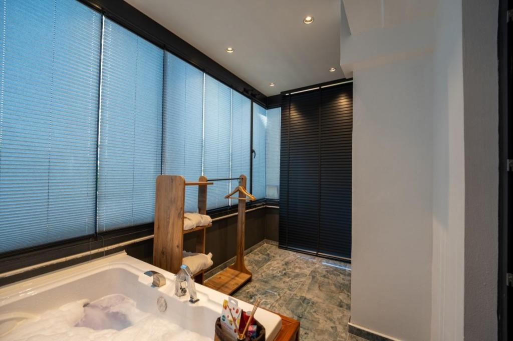 Deluxe Jakuzili Suite,Bahçe veya Sokak Manzaralı,Jakuzili (2 Kişilik)