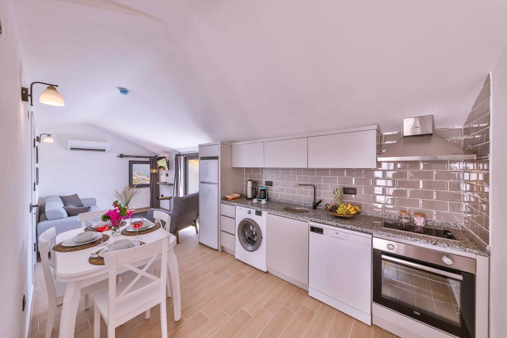 Deniz Manzarali 1 + 1 Apart Oda,Deniz ve Şehir Manzaralı,Balkonlu