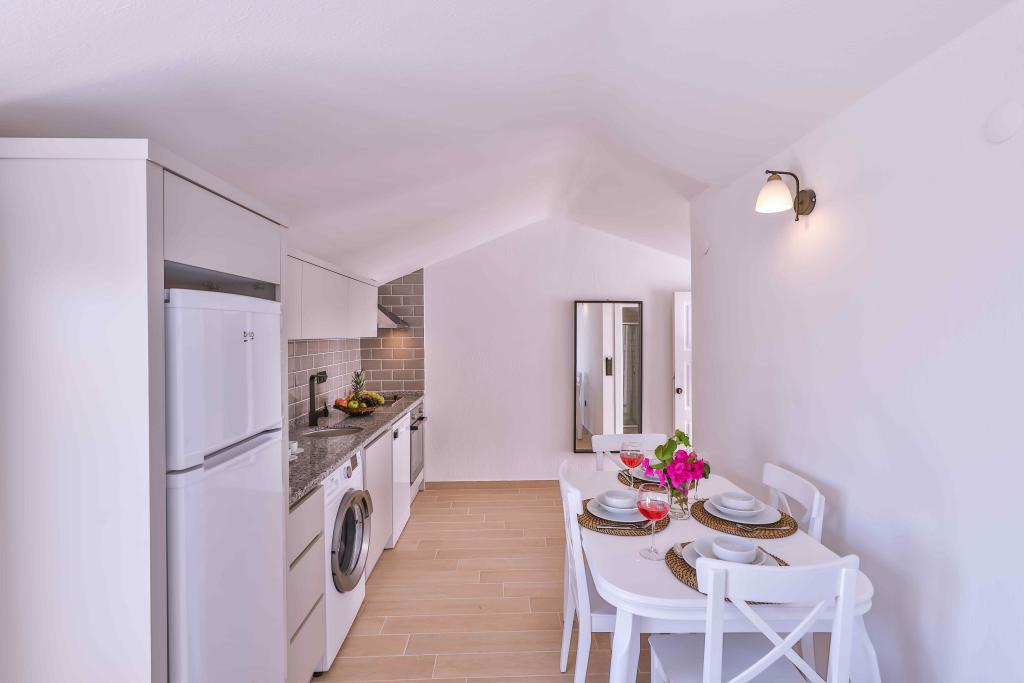Deniz Manzarali 1 + 1 Apart Oda,Deniz ve Şehir Manzaralı,Balkonlu