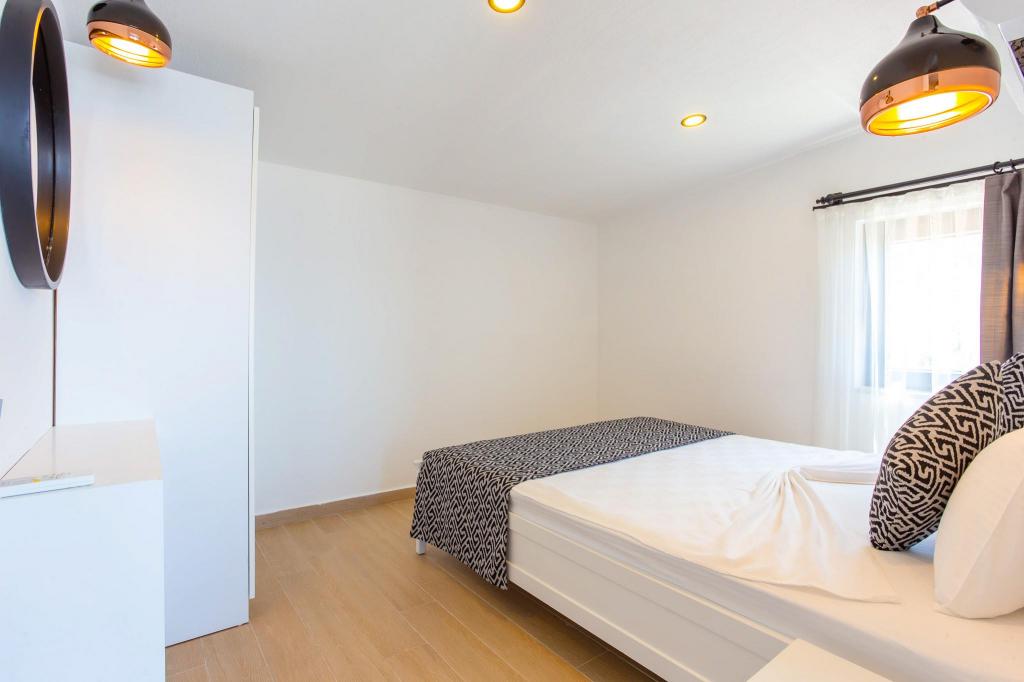 Deniz Manzarali 1 + 1 Apart Oda,Deniz ve Şehir Manzaralı,Balkonlu