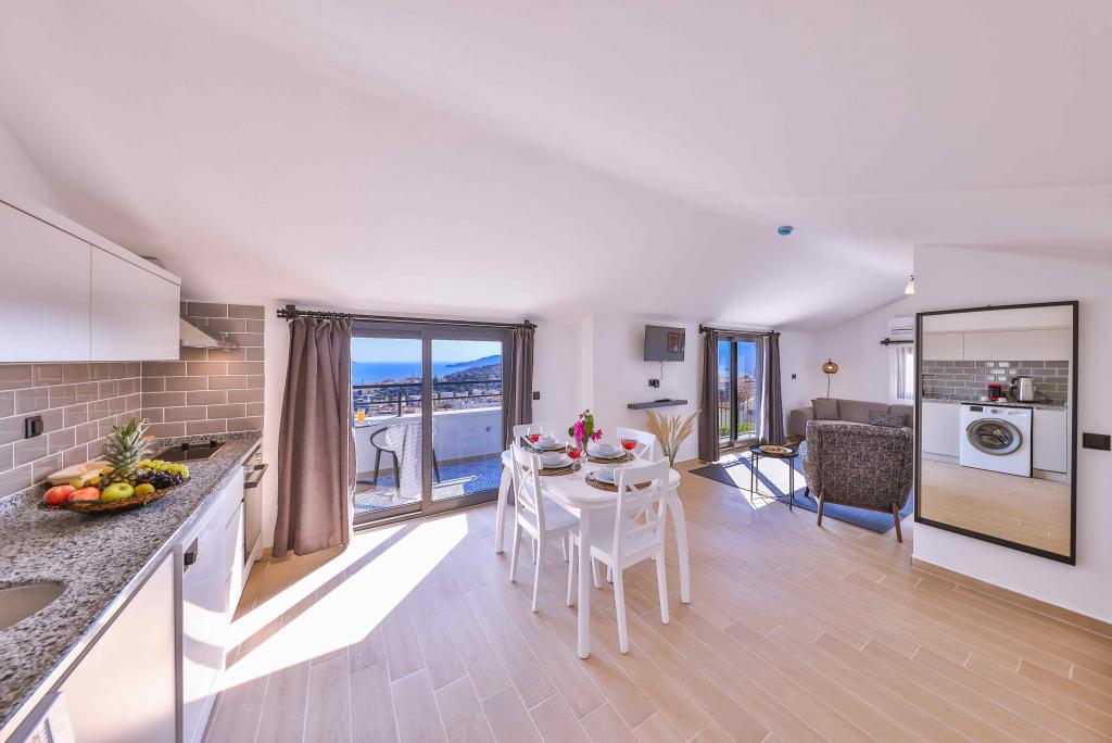 Deniz Manzarali 1 + 1 Apart Oda,Deniz ve Şehir Manzaralı,Balkonlu