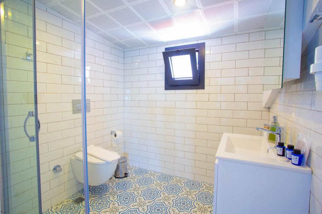 Deniz Manzarali 1 + 1 Apart Oda,Deniz ve Şehir Manzaralı,Balkonlu