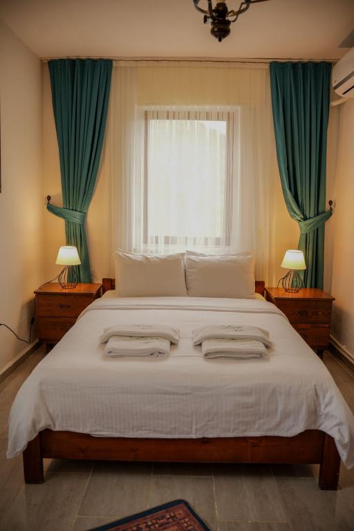 Bahçe Katı Oda, Avlu Manzaralı