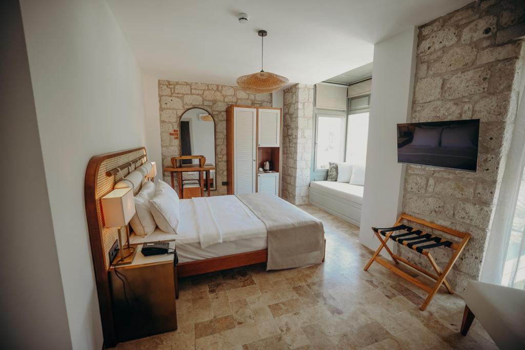 Standart Oda, Havuz Manzaralı (Pencereli)