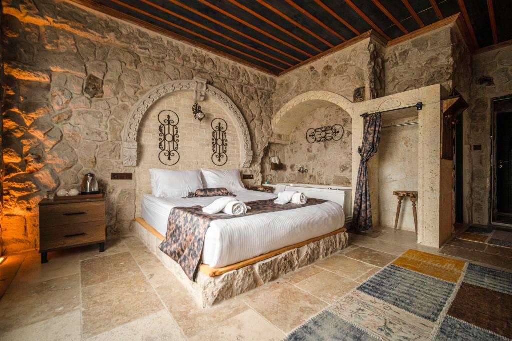Superior Stone Room (Jacuzzi)