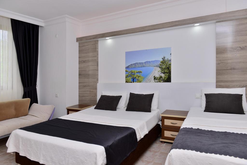 Triple,Bahçe Manzaralı,Balkonlu