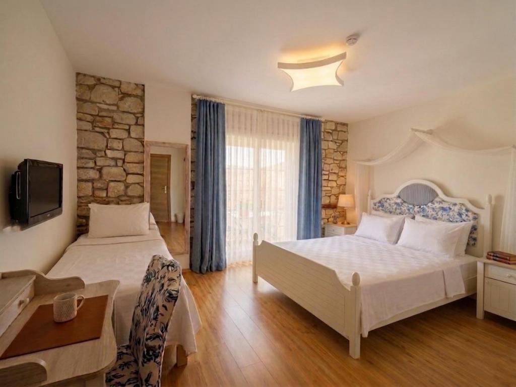 Ground Floor Room, Street View (3 Person)