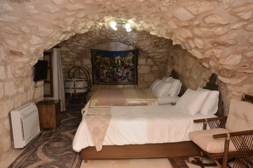 Ground Floor Room, Courtyard View (3 Person)