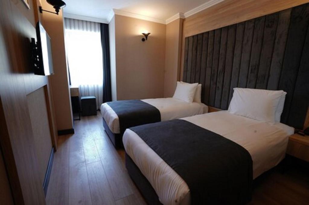 Twin Room, Street View