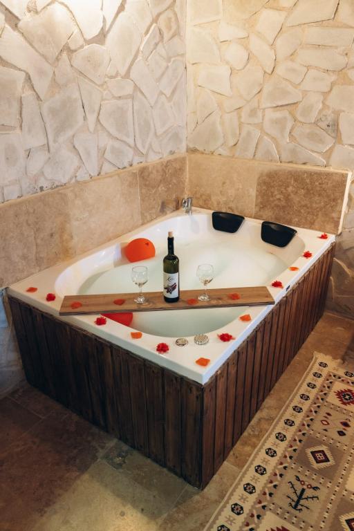 Junior Suite,Avlu Manzaralı,Jakuzili (2 Kişilik)