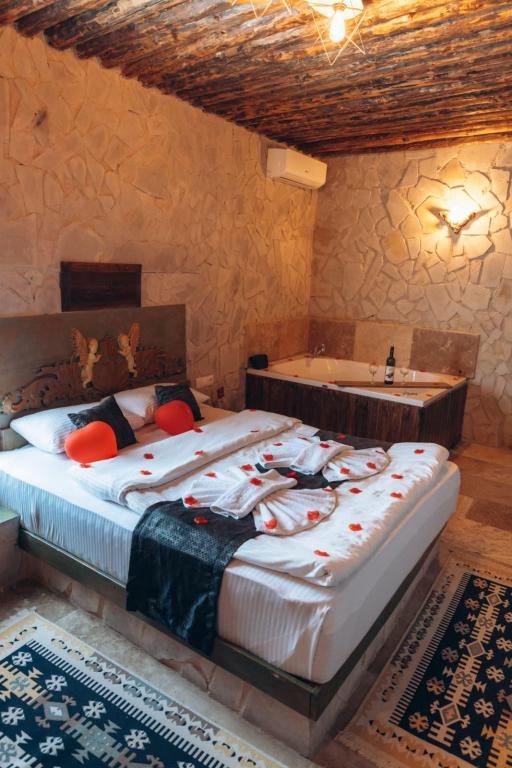 Junior Suite,Avlu Manzaralı,Jakuzili (2 Kişilik)