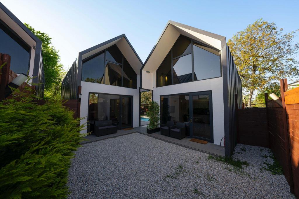 Bungalow,Bahçe Manzaralı,Isıtmalı Özel Havuzlu