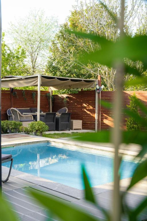 Bungalow,Bahçe Manzaralı,Isıtmalı Özel Havuzlu
