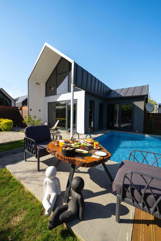 Bungalow,Bahçe Manzaralı,Isıtmalı Özel Havuzlu