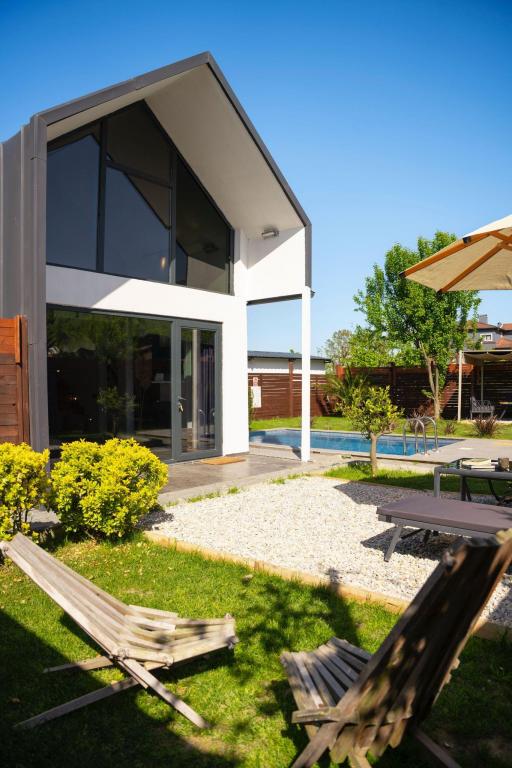 Bungalow,Bahçe Manzaralı,Isıtmalı Özel Havuzlu