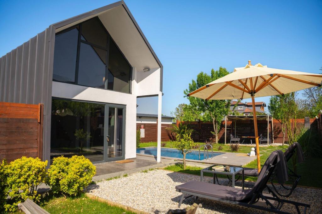 Bungalow,Bahçe Manzaralı,Isıtmalı Özel Havuzlu