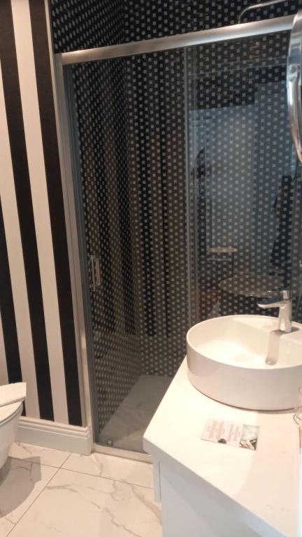 Economy Garden Floor Room, Courtyard View