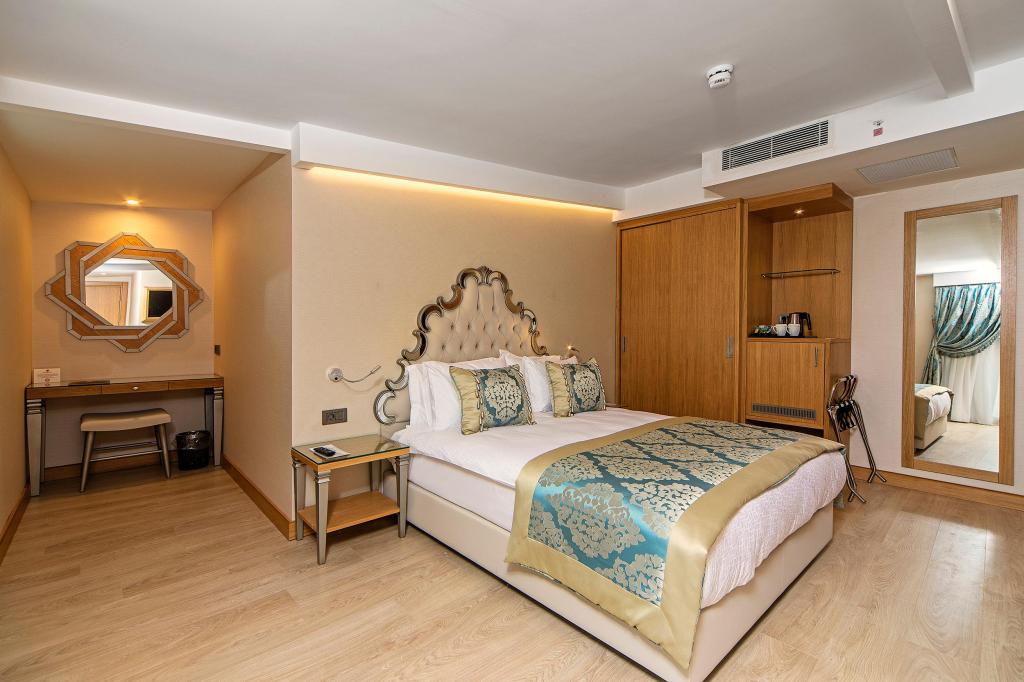 Bağlantılı Oda, Cadde Manzaralı (Balkonlu)