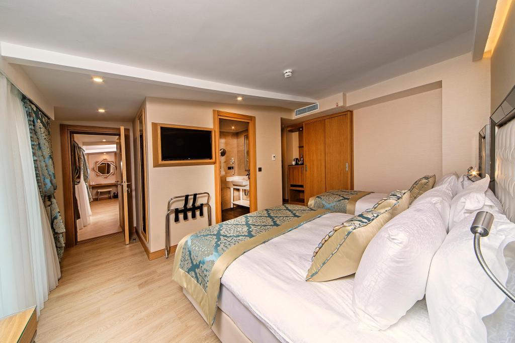 Deluxe Suit Oda, Cadde Manzaralı (Balkonlu)