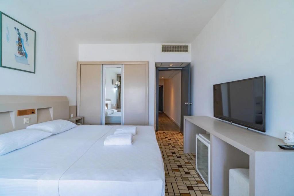 Family Room, Partial Sea View (Balcony)