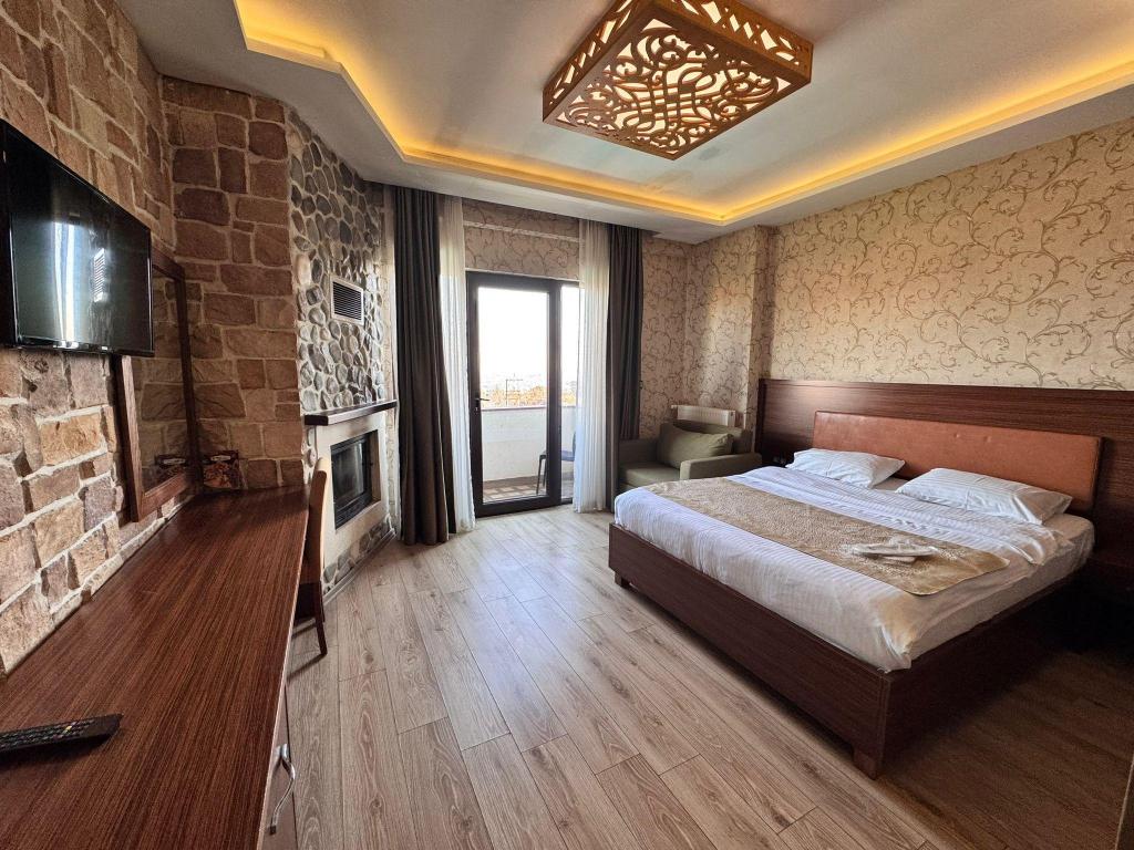 Deluxe With Fireplace Room, Lake View
