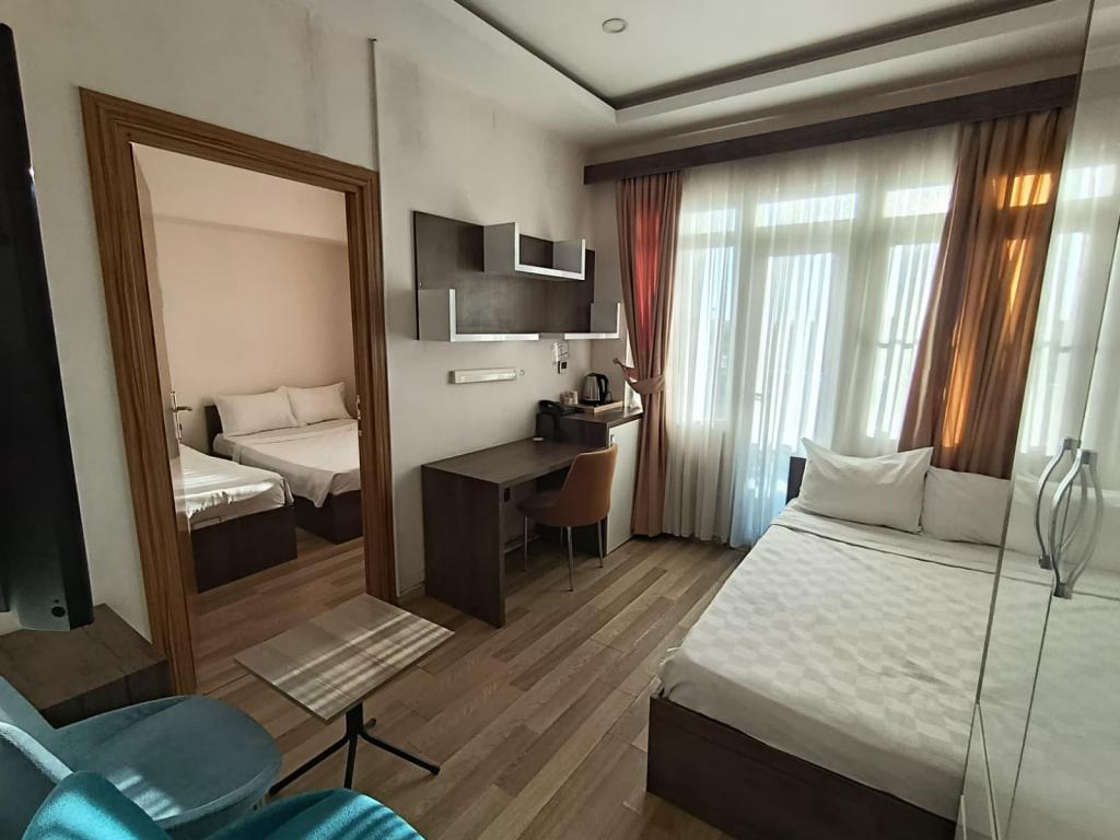 Triple,Dağ Manzaralı