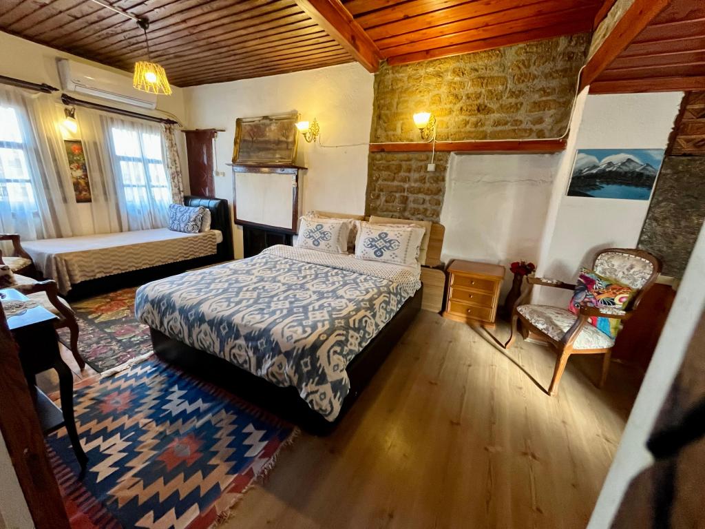 Çift Kişilik,Simge Yapı Manzaralı