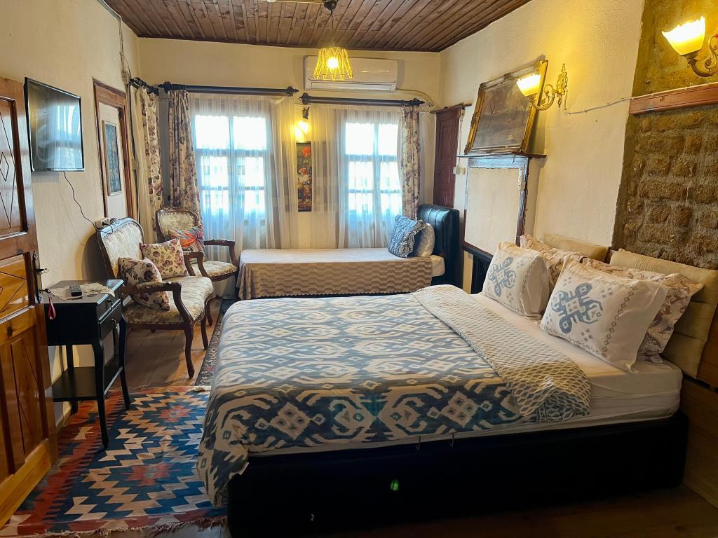 Çift Kişilik,Simge Yapı Manzaralı