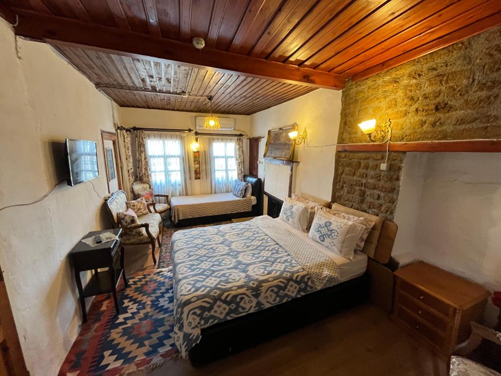 Çift Kişilik,Simge Yapı Manzaralı