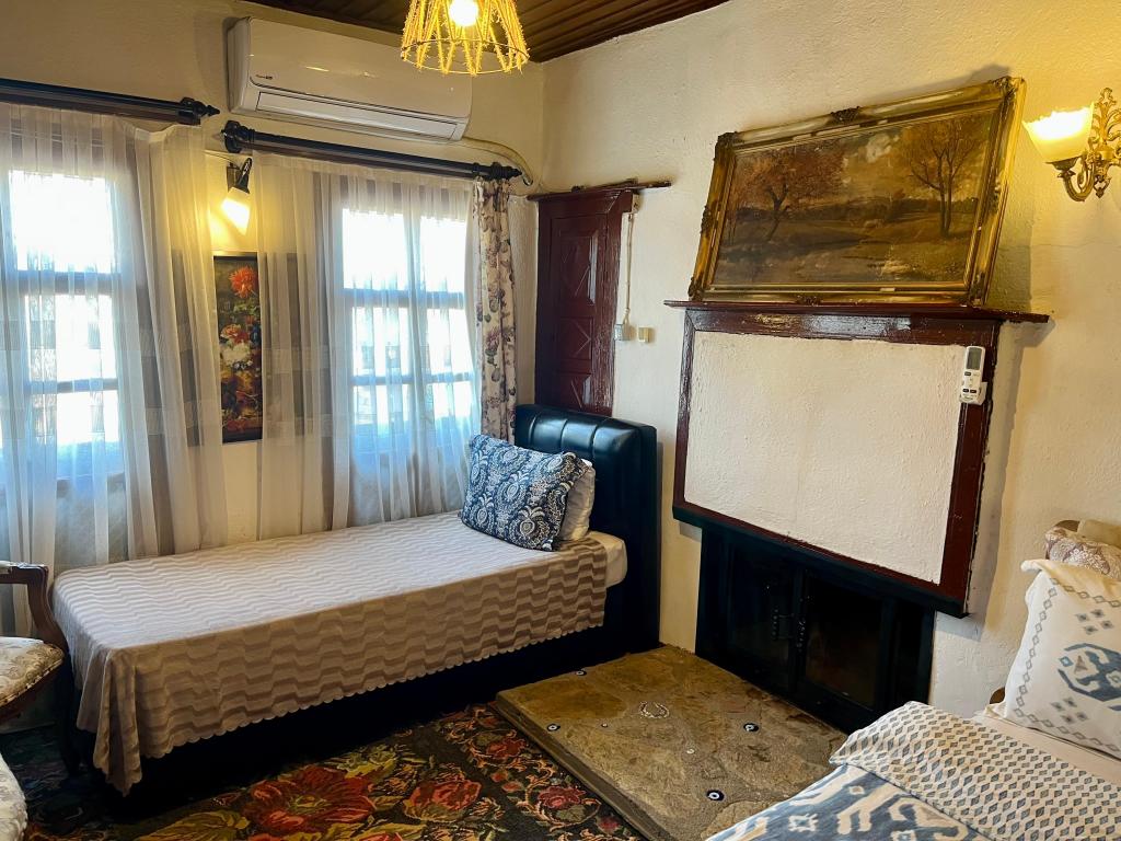 Çift Kişilik,Simge Yapı Manzaralı