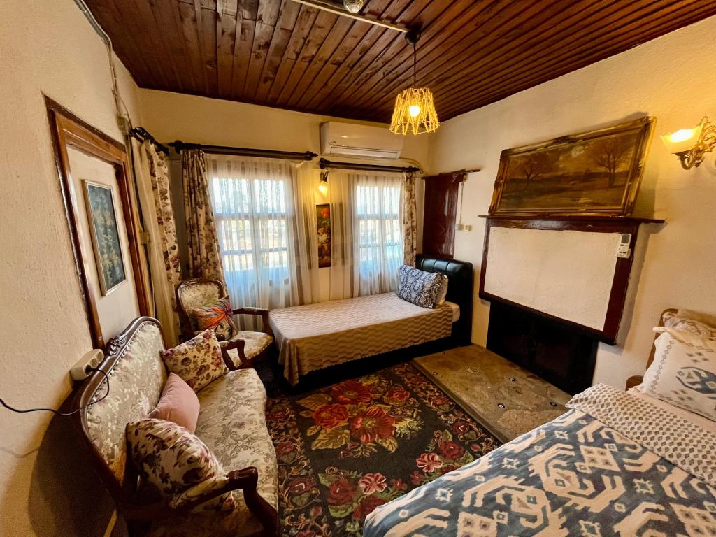 Çift Kişilik,Simge Yapı Manzaralı