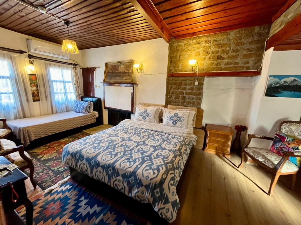 Çift Kişilik,Simge Yapı Manzaralı