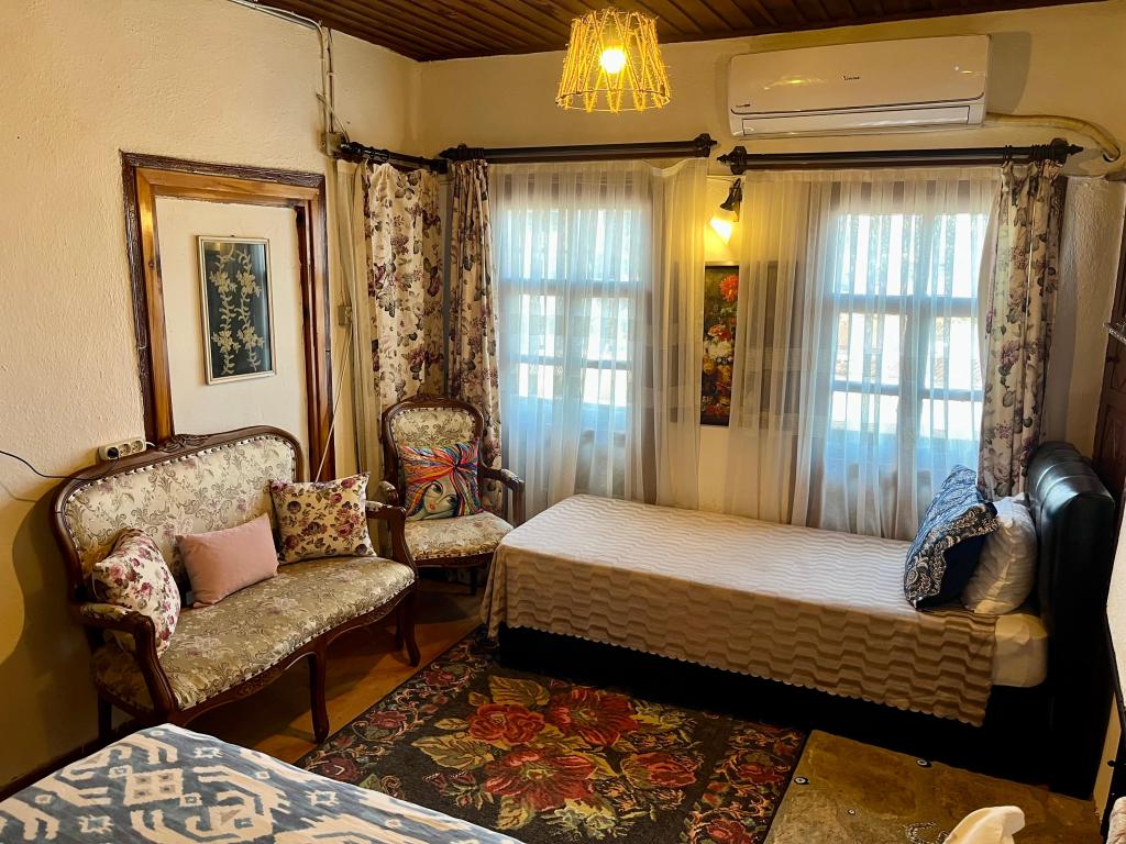 Çift Kişilik,Simge Yapı Manzaralı