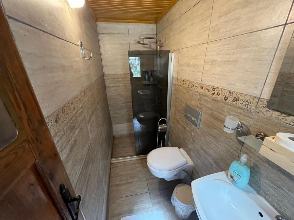 Çift Kişilik,Simge Yapı Manzaralı