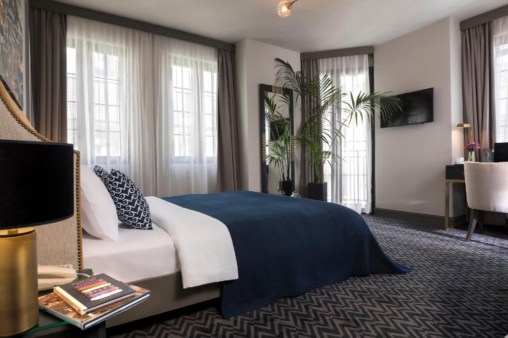 Corner Deluxe Room, City View