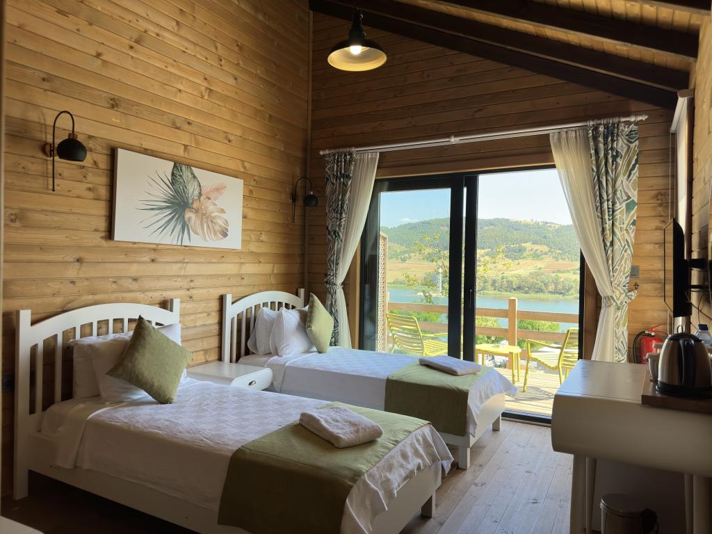 Bungalow Twin Room, Lake View