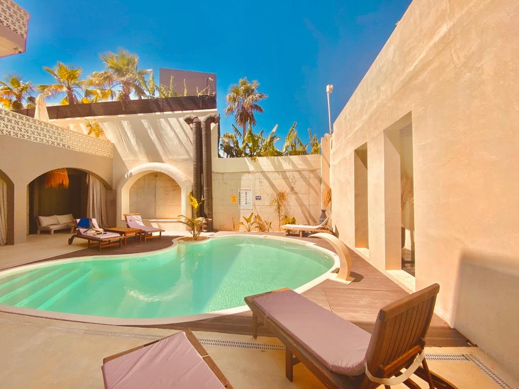 Avlunun huzurlu atmosferinde, size özel bir kaçış…No 908 Sunset Hotel’in avluya açılan, küçük havuz manzaralı odalarında; geniş ve ferah yaşam alanı ile konforu yeniden keşfedin. Özenle tasarlanmış odanızda yer alan size ait oturma alanı, günün her anında dinlenmek ve keyif yapmak için ideal bir alan sunar.Kapınızı araladığınızda sizi karşılayan sakin avlu ve küçük havuz manzarası, dinginlik ve mahremiyet arayan misafirlerimiz için özel olarak tasarlandı.