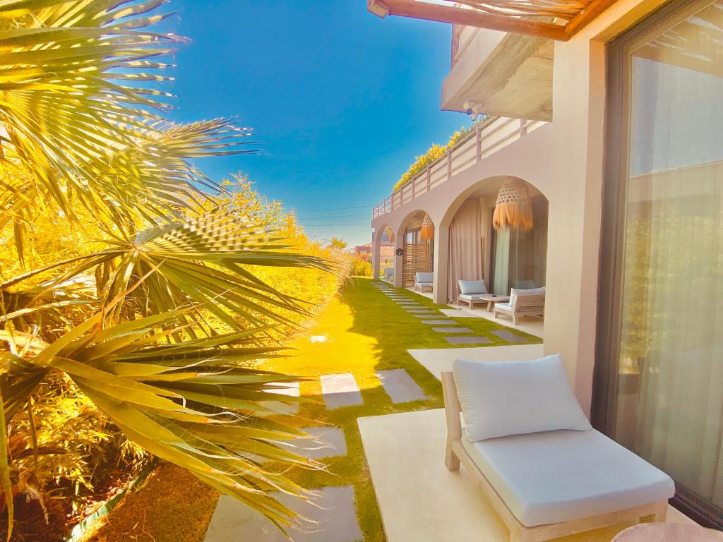 Doğanın huzuru ve marinaya uzanan eşsiz bir atmosfer bir arada…No 908 Sunset Hotel’in bahçe manzaralı, kısmi Çeşme Marina manzarasına sahip odalarında; geniş ve ferah yaşam alanı ile konforlu bir konaklama deneyimi sizi bekliyor.Yeşilin dinginliği ile marinanın enerjisini bir arada hissedeceğiniz bu özel odalar, sessizlik ve huzur arayan misafirlerimiz için özenle tasarlandı. Günün yorgunluğunu geride bırakırken, sakinliğin ve konforun keyfini çıkarın.Şehrin ritminden uzak, size özel bir kaçış noktası…