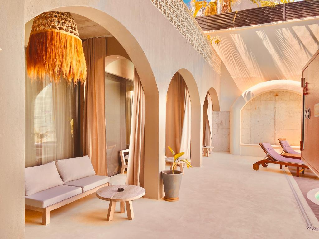 Ailenizle birlikte konforu ve huzuru bir arada yaşayacağınız özel bir alan…No 908 Sunset Hotel’in 1+1 aile odaları; avlu ve küçük havuz manzarasıyla ferah, geniş ve rahat bir konaklama deneyimi sunar. Özenle tasarlanmış yaşam alanları sayesinde hem birlikte keyifli vakit geçirebilir hem de konforunuzdan ödün vermezsiniz.Farklı ihtiyaçlara uygun iki ayrı konaklama seçeneği sunulmaktadır:• 2 adet king boy yataklı geniş oda seçeneği• 1 king boy yatak + 2 ayrı tek kişilik yataklı alternatifAilenizle birlikte rahat, keyifli ve huzurlu bir tatil için her detay düşünüldü…