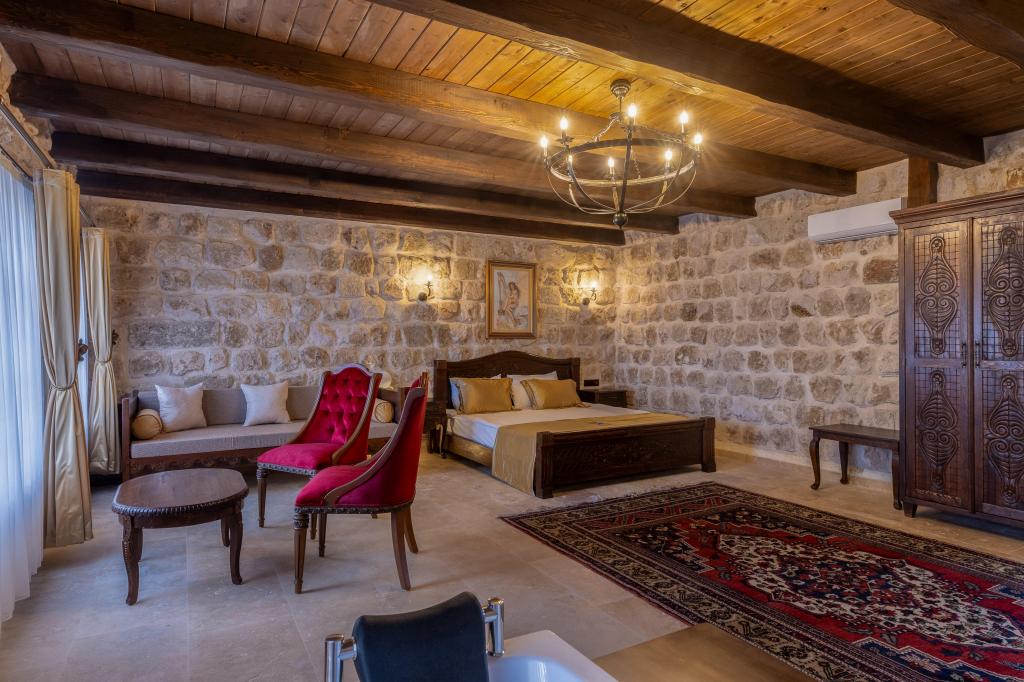 Queen Yatak, Bahçe Veya Dağ Manzaralı, Jakuzi (Çift Kişilik)